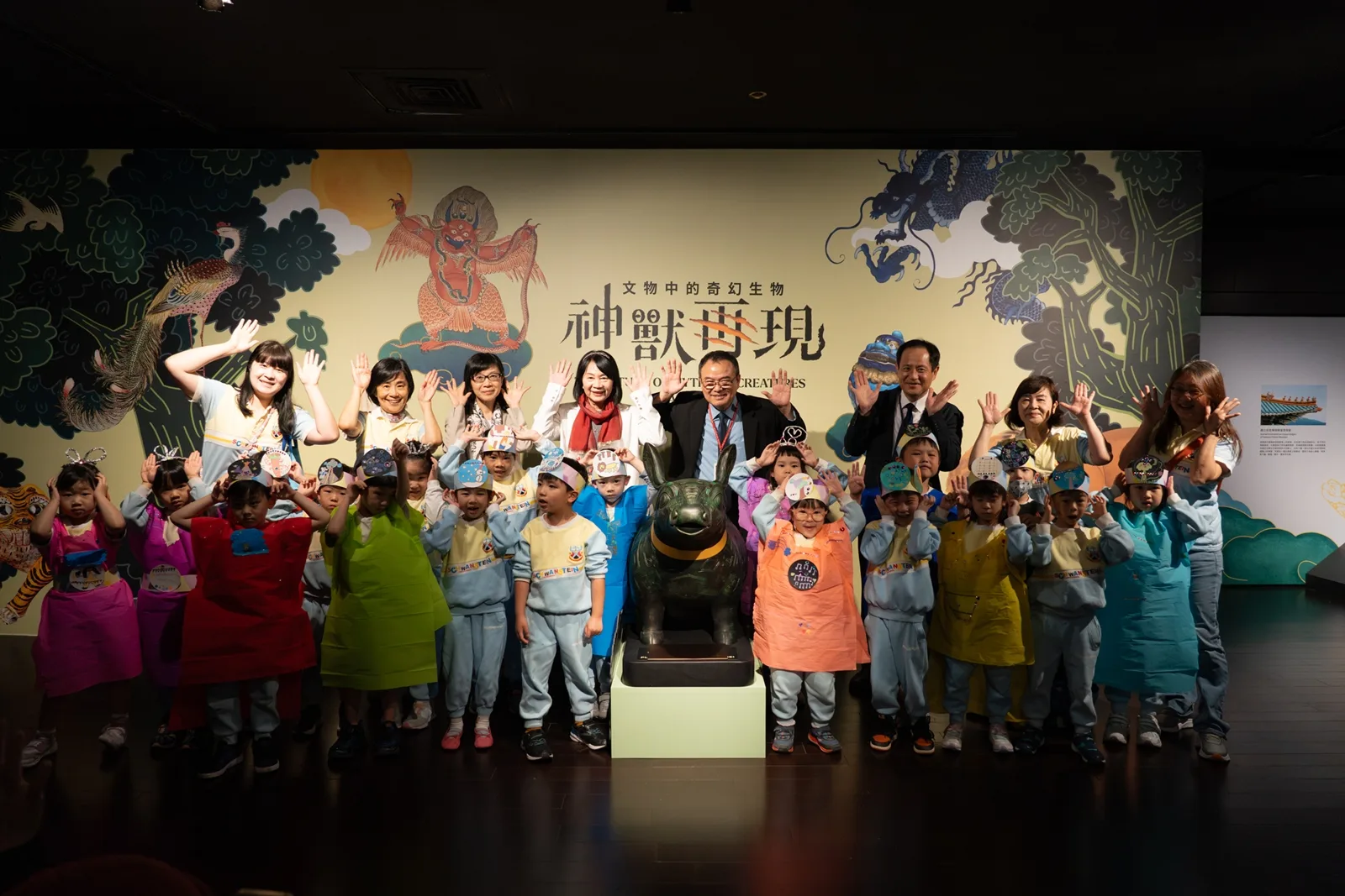小朋友們穿親手製作的「神獸小夥伴」,尋找「神獸再現」展覽中的奇幻神獸。故宮提供