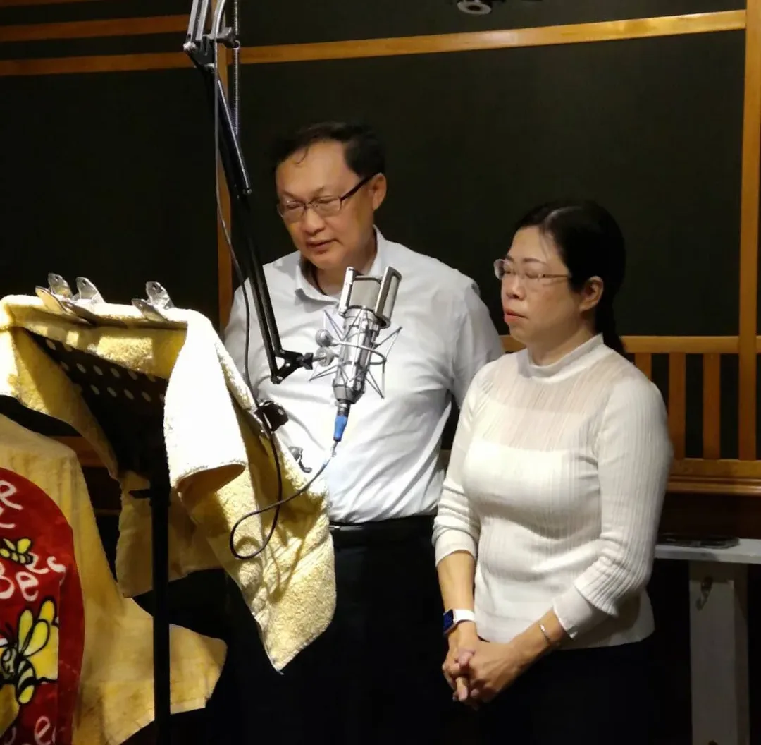 立法委員徐富癸（左）也在陳雙發起的〈夥房屋〉獻唱。陳雙提供
