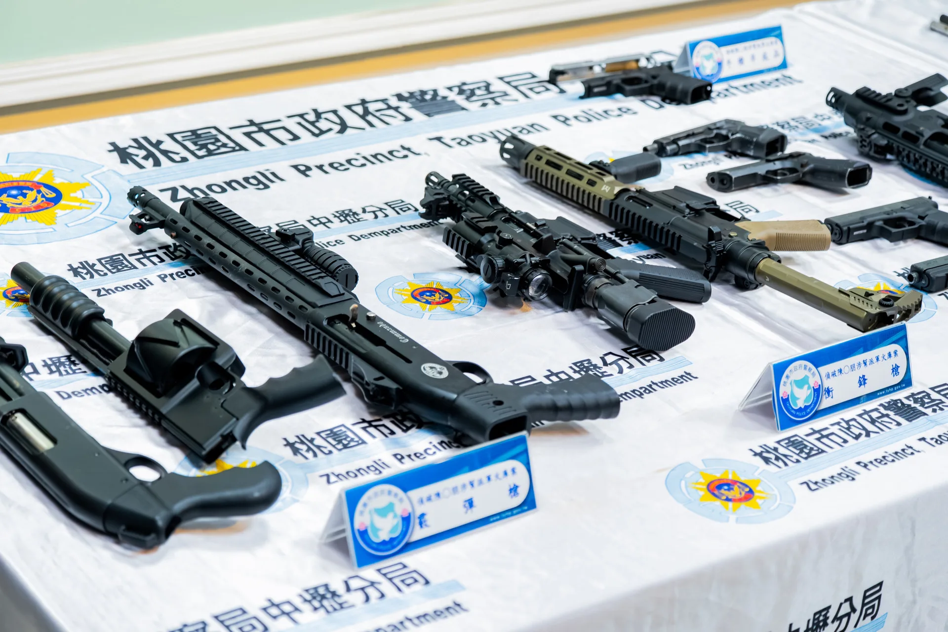 桃警破獲幫派軍火庫　衝鋒槍、霰彈槍險流入市面