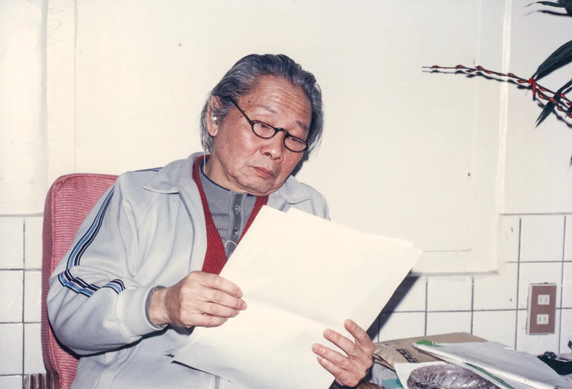 鍾老很仔細看我尚未發表的鉛字文稿。1988,龍潭,楊國鑫攝