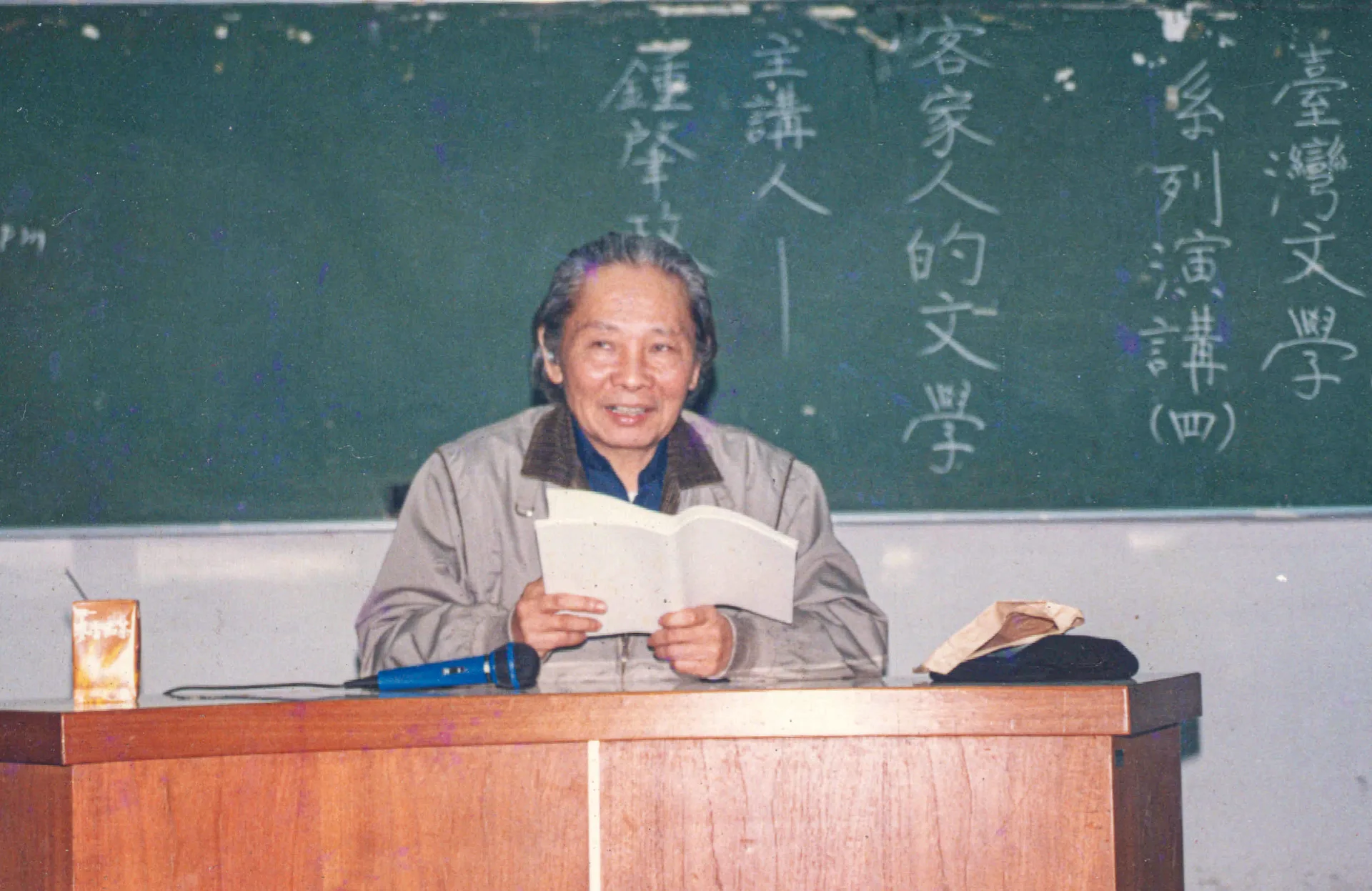 我從台中火車站載鍾老到東海大學演講客家人的文學。1988,台中,楊國鑫攝