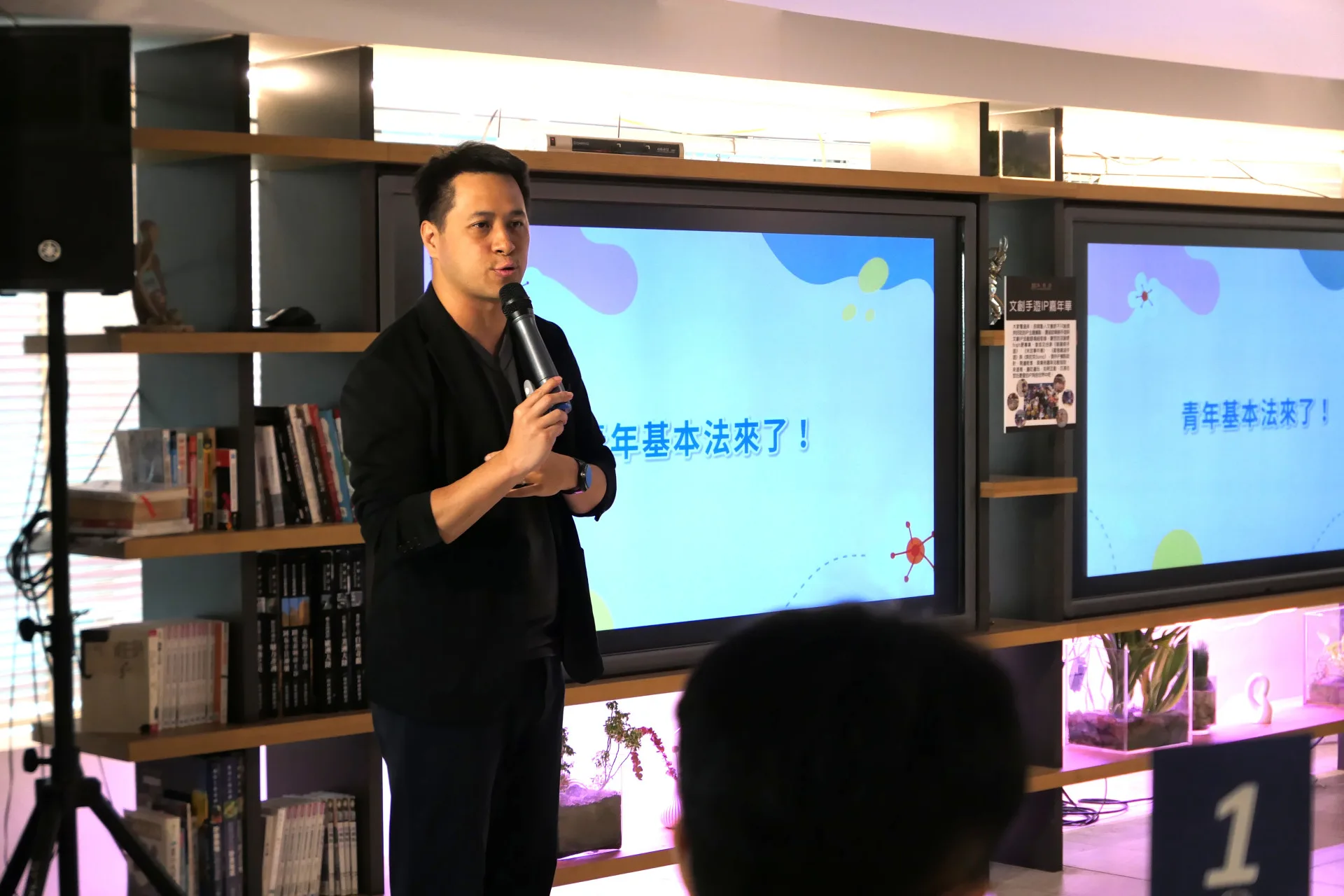 行政院青年諮詢委員前副召集人周家緯,以「深化青年公共參與」為題進行專題講座。客家委員會提供