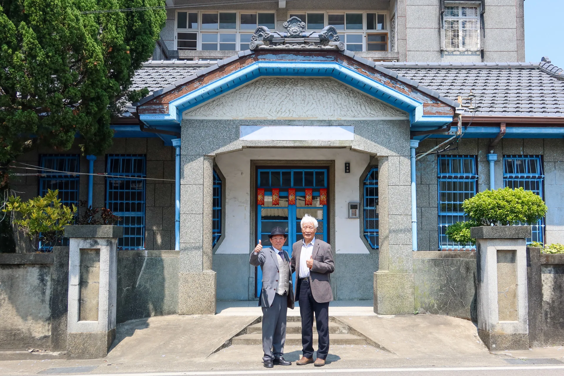 周東寬（左）在張秋臺陪同下，到已故公館鄉醫謝春梅的福基診所參觀留影。何來美攝