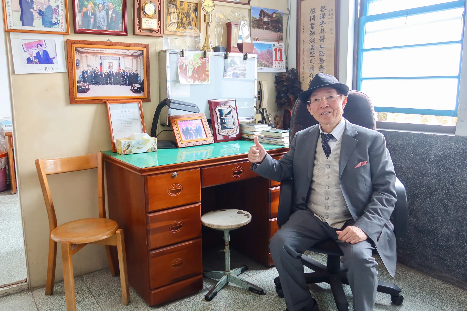 周東寬坐在已故鄉醫謝春梅的診察室，感覺好像以前祖父的診療室。何來美攝