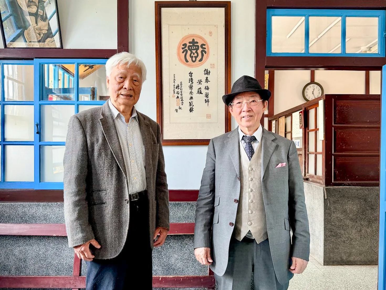 周東寬（右）與張秋臺在福基診所謝春梅獲「台灣醫療典範獎」的獎牌留影。何來美攝