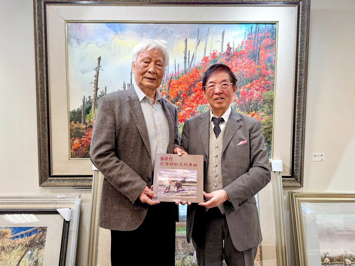旅日醫師畫家周東寬（右）到公館拜會水彩畫家張秋臺，兩人相見歡，張秋臺贈他水彩畫冊。何來美攝