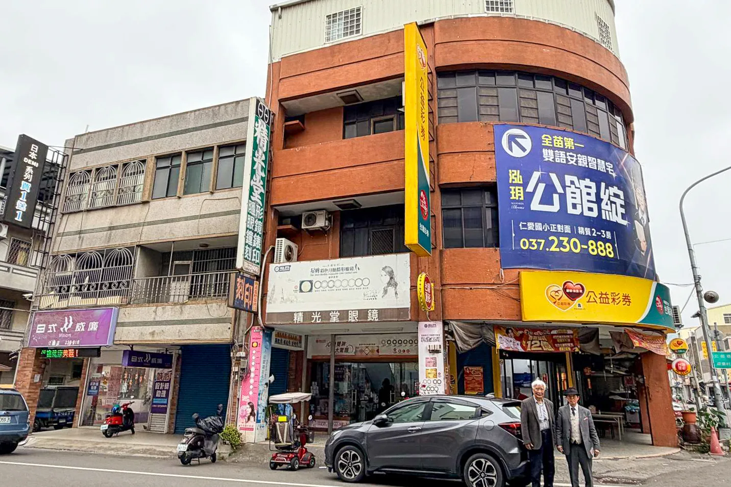 張秋臺（左）陪周東寬到當年長安醫院診所舊址懷舊，早已景物全非。何來美攝