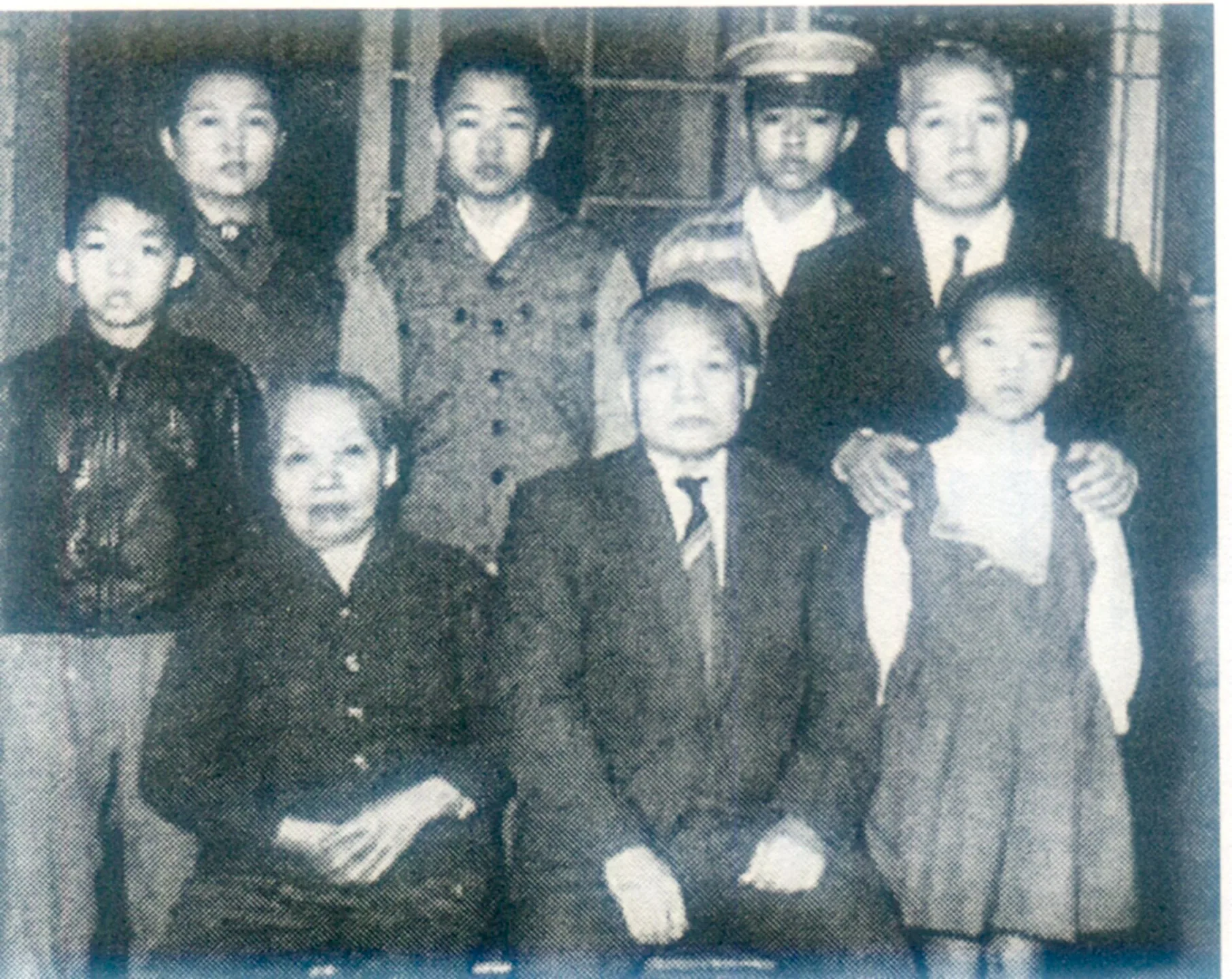 周朝棟、羅嬌妹夫婦（前排中、左）與兒子周東茂（後右一）、周東初枝（後左二）夫婦及長孫周東靖晃（後右二）、次孫周東德輝（後排中）、三孫周東寬（後排左）及孫女周東令子（前排右一）合影。周東寬提供
