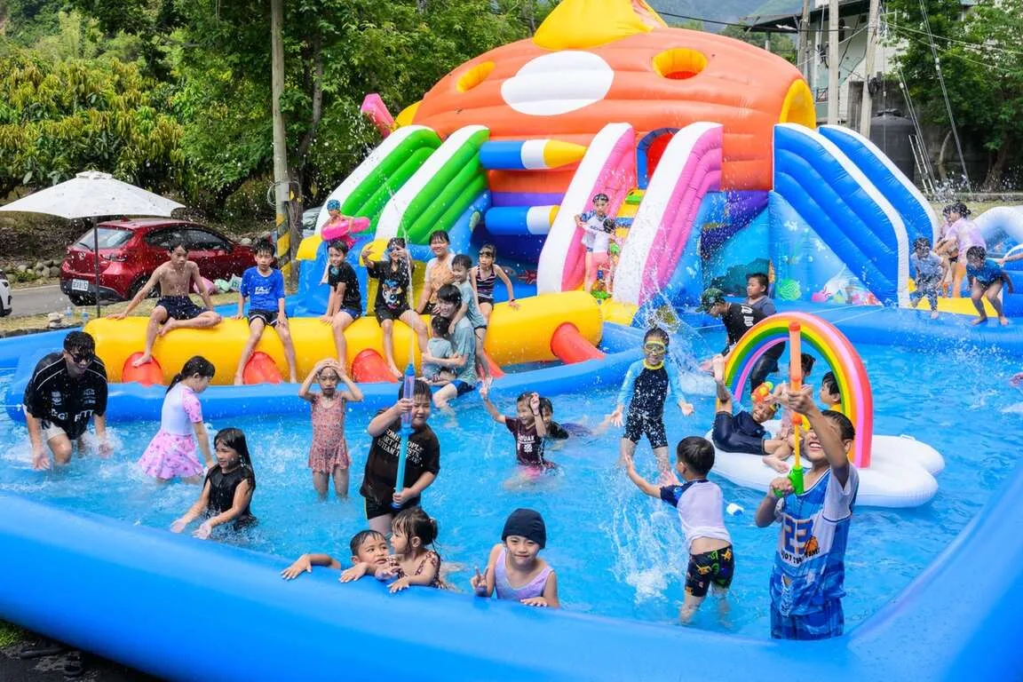 小朋友最愛的「山城水樂園」5月2日至5月24日假日登場,凡至六龜合作店家消費滿500元即可免費入場。高市府觀光局提供