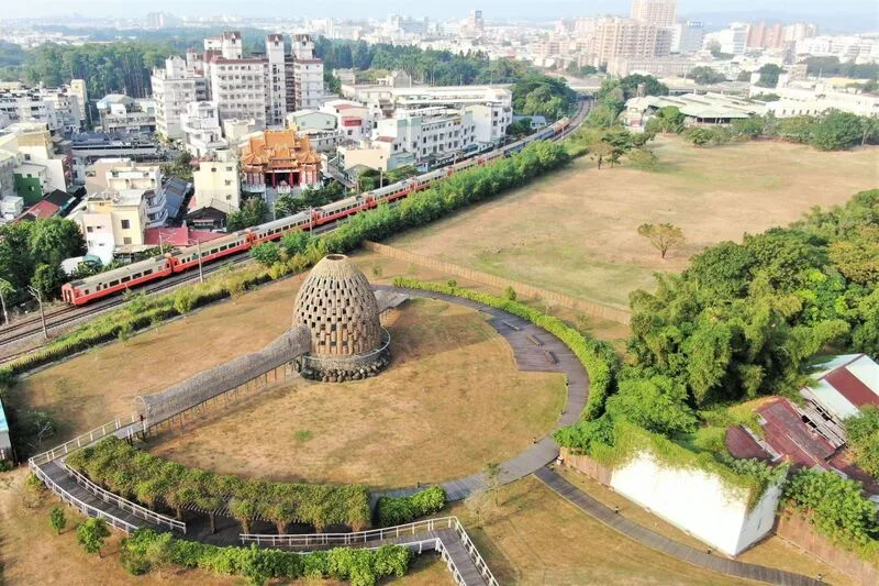 藝術家王文志竹編創作「森林之歌」,位在嘉義市東區。阿里山林鐵及文資處提供