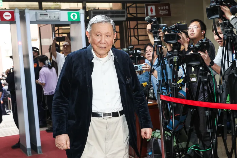 前台北市長柯文哲涉及京華城、政治獻金等4大案，台北地檢署求刑28年6月，台北地院26日下午進行一審宣判，已命柯文哲、沈慶京、應曉薇、李文宗等4名被告到庭。威京集團主席沈慶京（中）到庭聽判，面對媒體提問不發一語。中央社