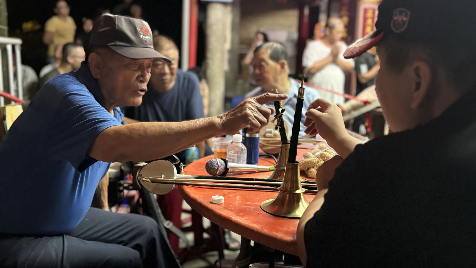 美濃龍肚開基伯公聖誕慶中秋，温福仁帶著徒弟潘俊名一起作場。李慧宜攝