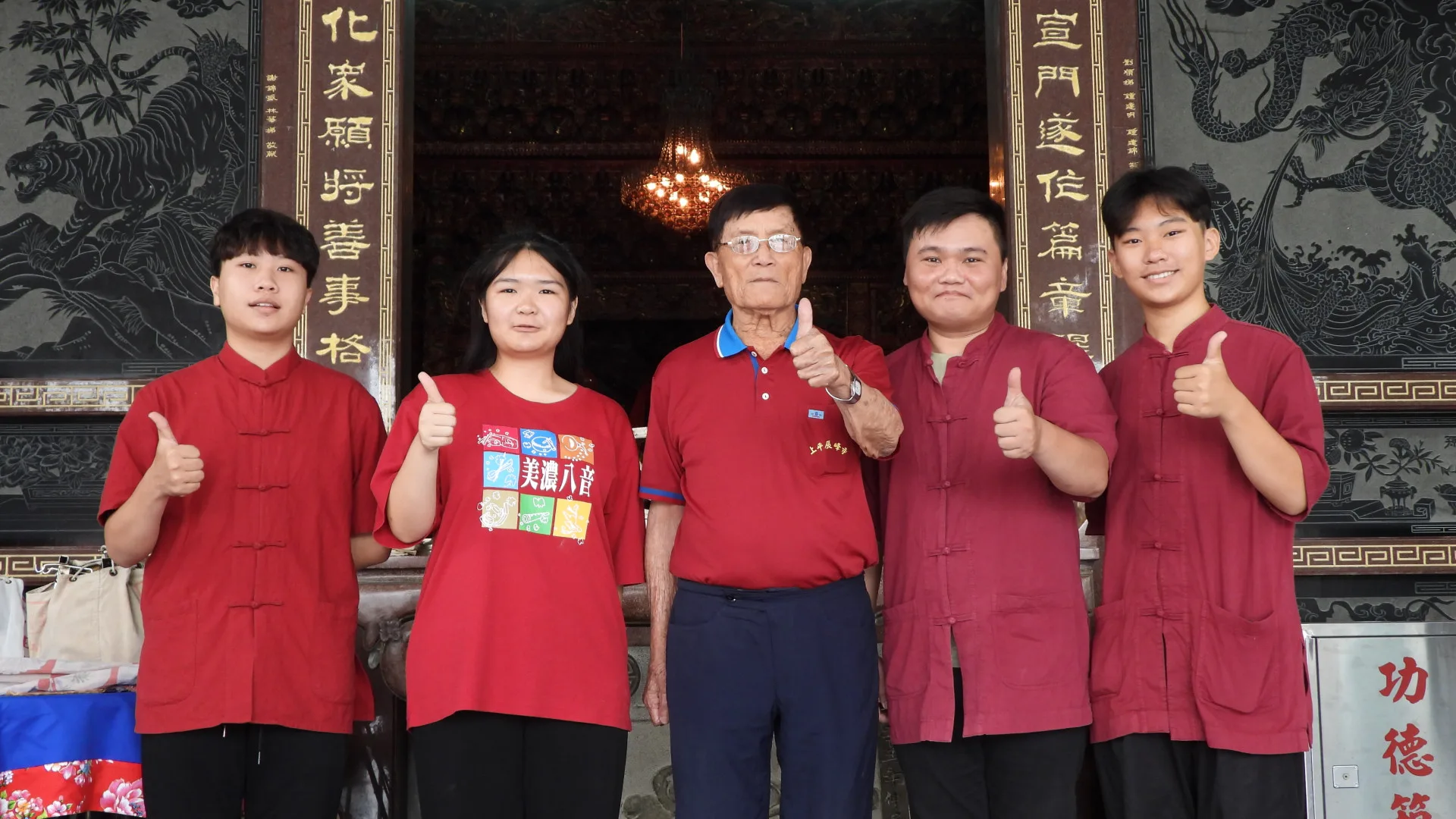 温福仁傳承八音不遺餘力，帶領美濃國中客家八音社畢業生在旗山雞油樹下宣化堂共同演出。李慧宜攝