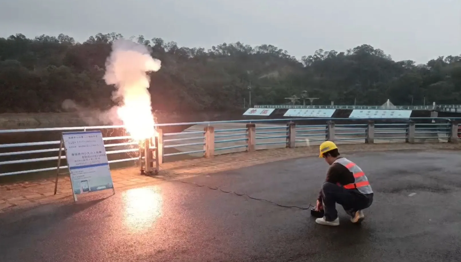 水利署會派員實施人工增雨，圖為鯉魚潭水庫作業情形。水利署提供