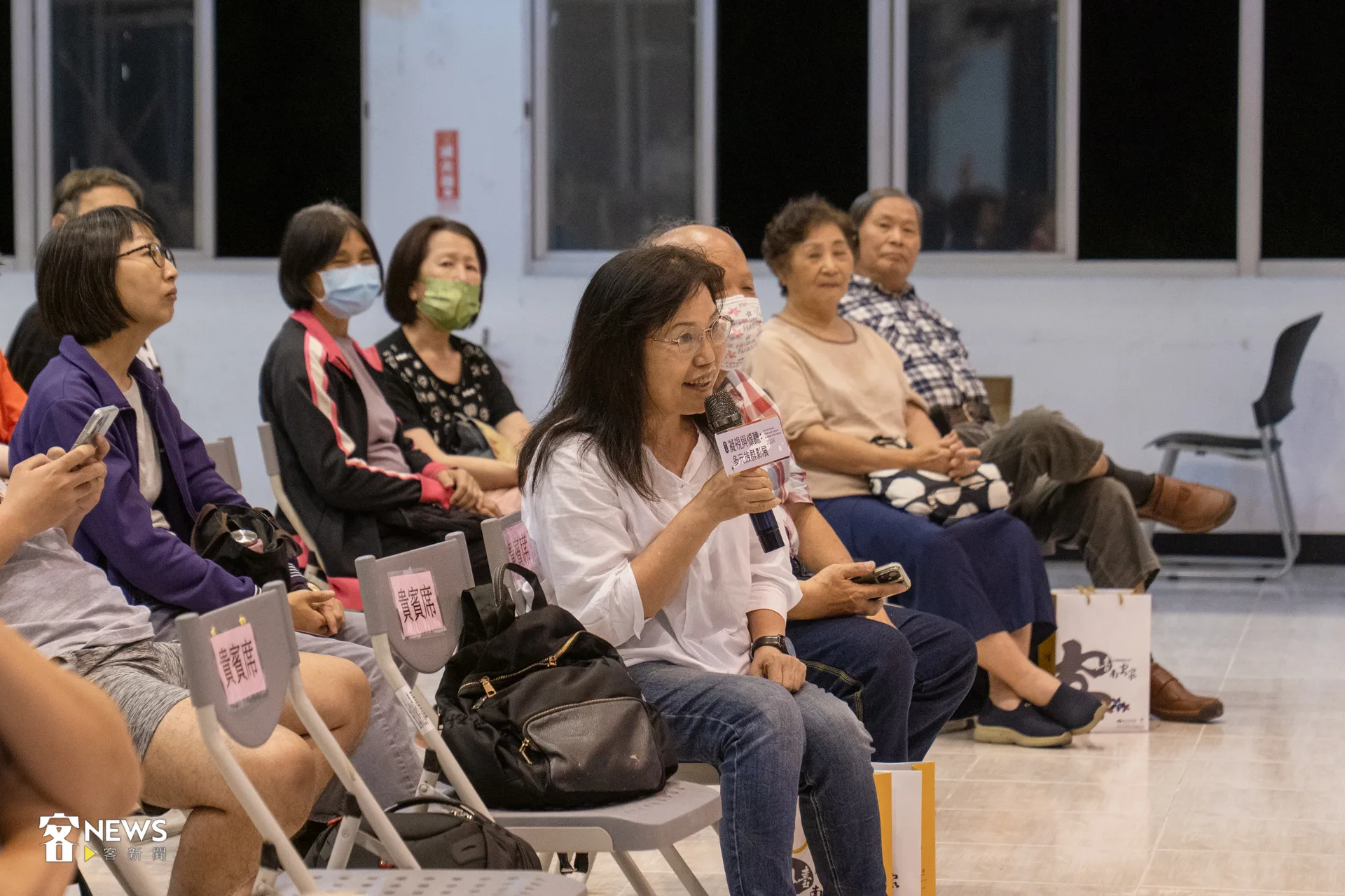 來自各行各業,有手語翻譯員、成大學生、美術館志工、講客廣播電臺聽眾、客語薪傳師等,眾人踴躍分享觀後感。洪藝晅攝