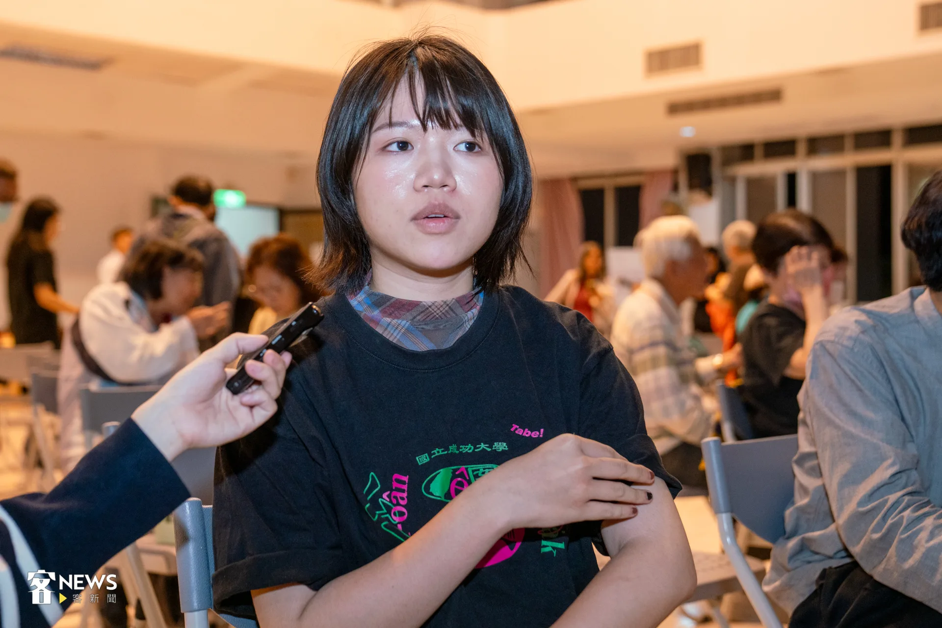 來自各行各業,有手語翻譯員、成大學生、美術館志工、講客廣播電臺聽眾、客語薪傳師等,眾人踴躍分享觀後感。洪藝晅攝