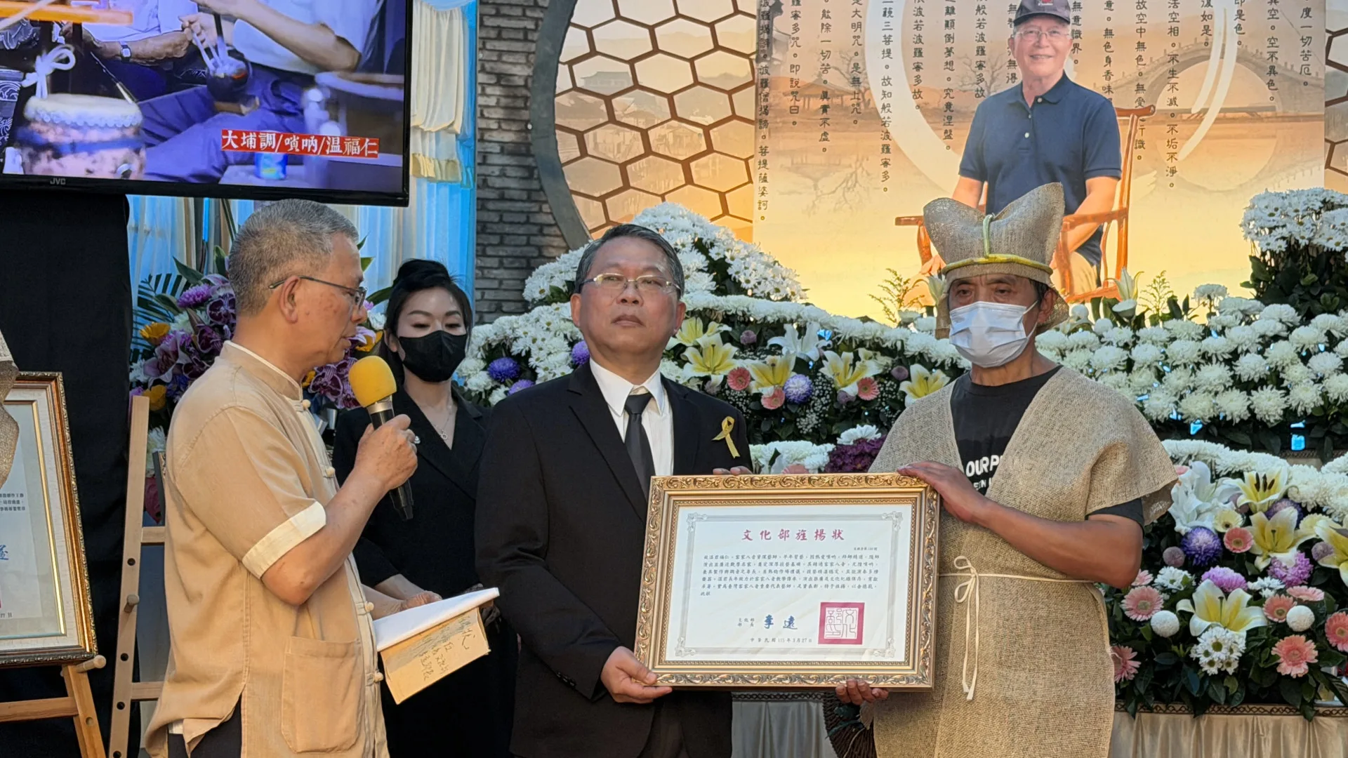 文化部國立傳統藝術中心副主任梁晉誌頒發旌揚狀。李慧宜攝