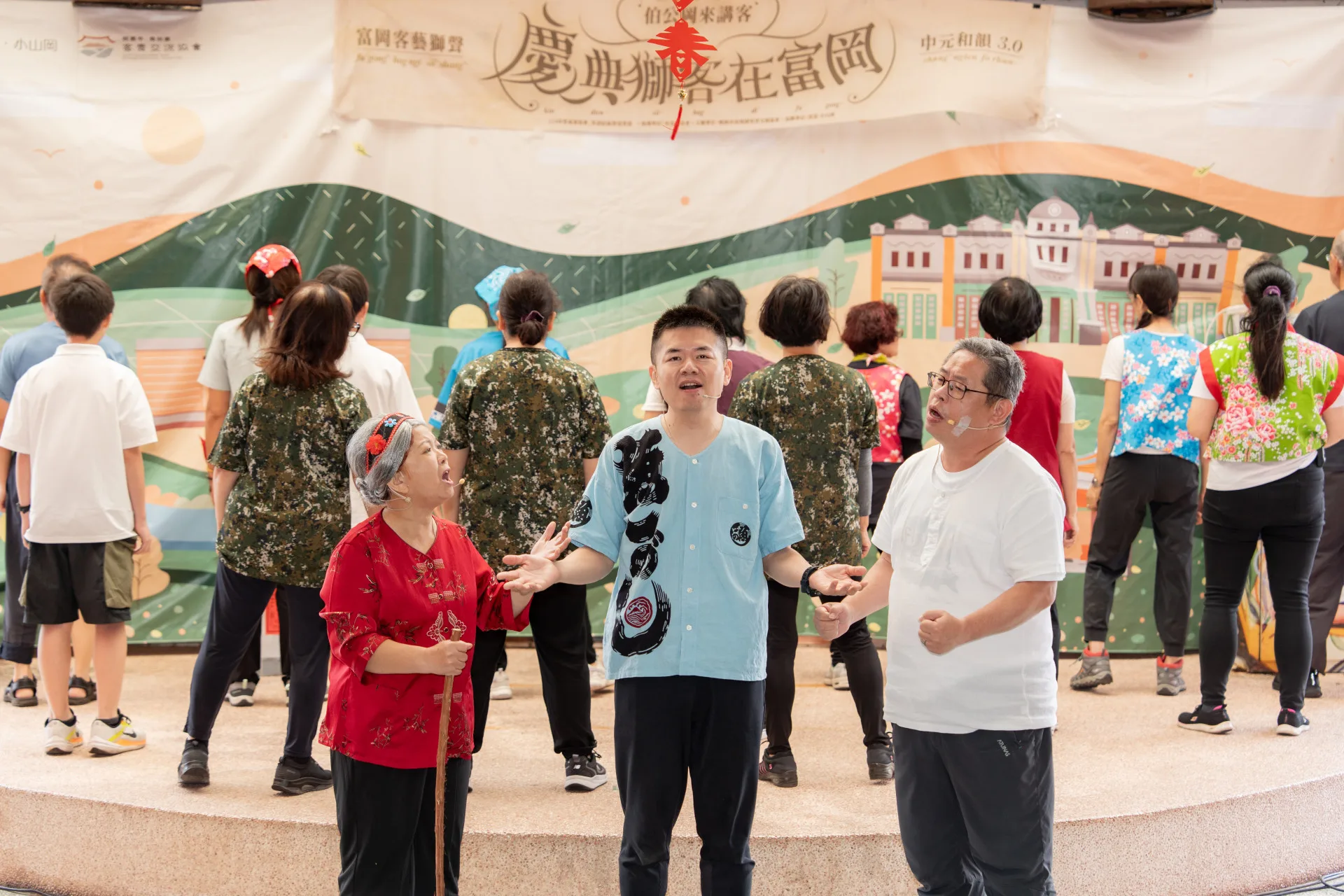 阿興牯屋下全家人進行對話（阿婆、阿婆摎阿興牯）。戴豪攝