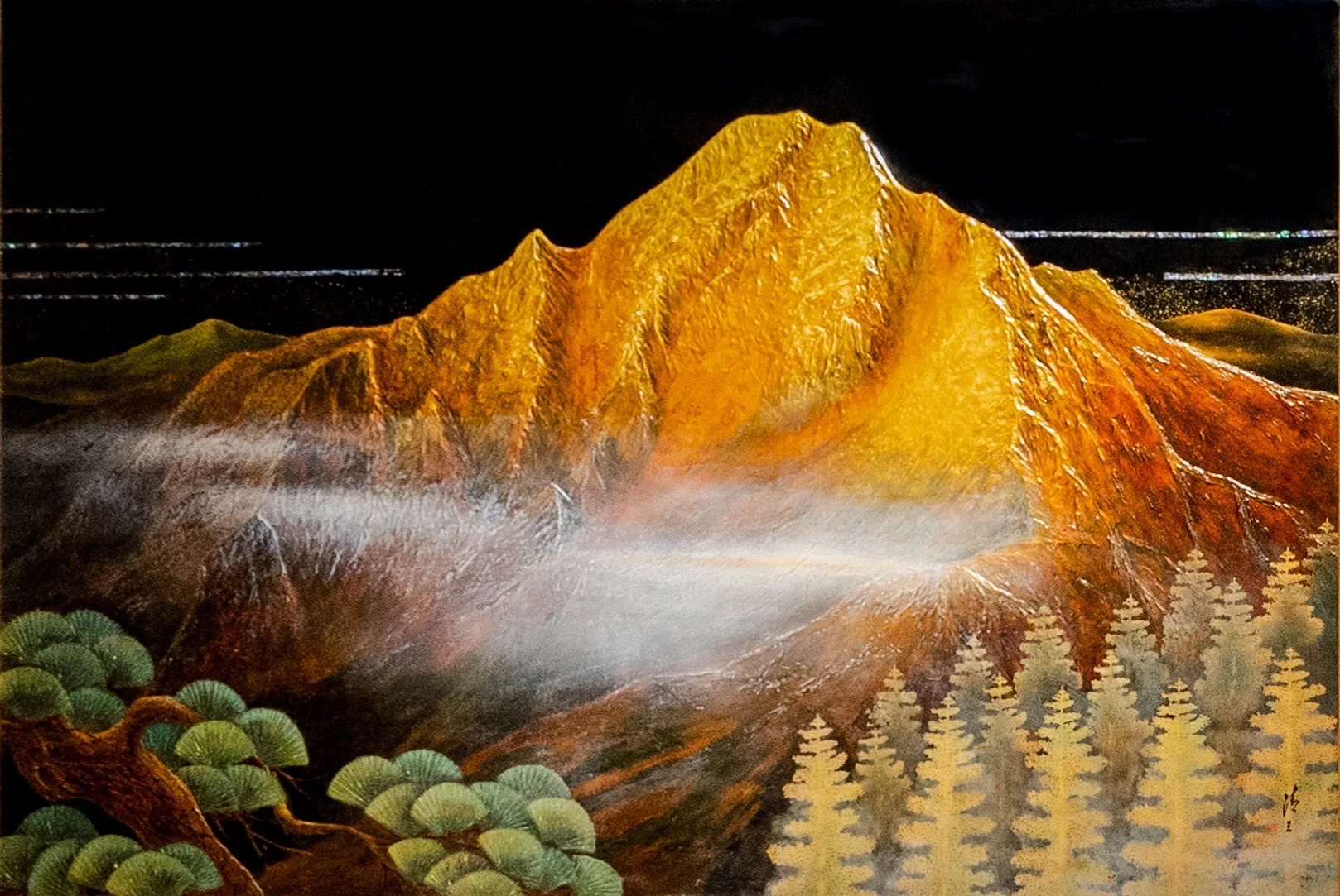 〈玉山〉氣勢磅礡,以最高難度的高蒔繪技法創作。竹縣府提供