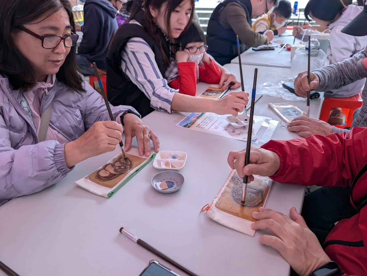 民眾體驗柿染。新竹縣政府提供