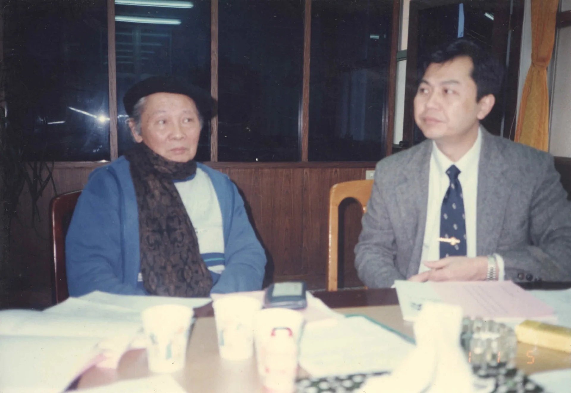 1984年，鍾肇政（左）與時任龍潭鄉長游日正（右），在龍潭大池畔設立鄧雨賢紀念銅像。1991，龍潭，楊國鑫提供
