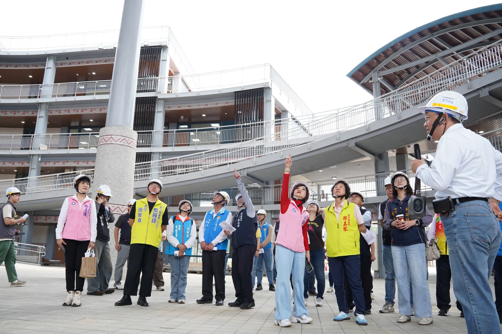 新竹縣議會議員今天到竹東客家文化大禾埕考察，主體建築工程進度已經接近完工，縣府力拚年底營運。新竹縣政府提供