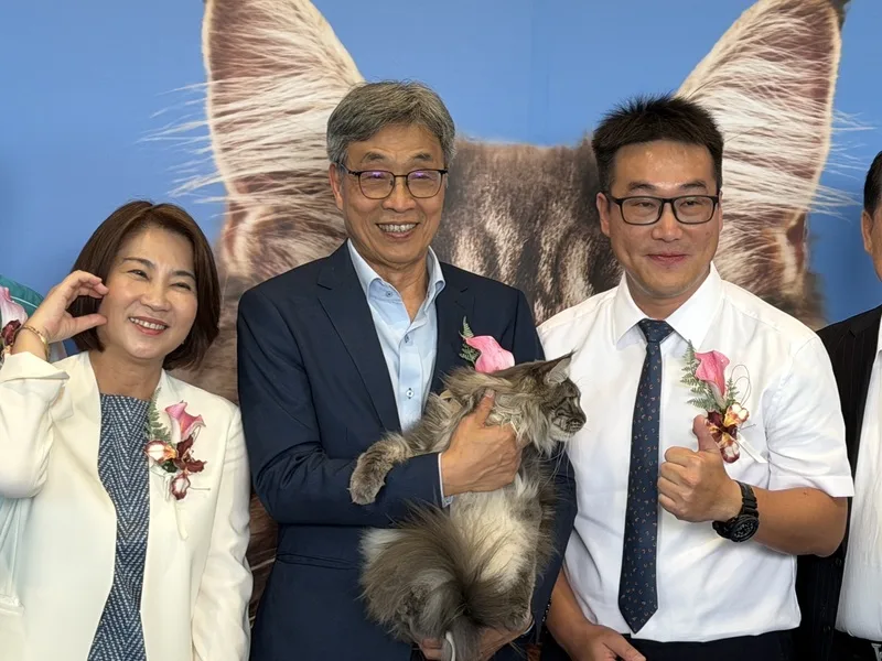 寵物品牌「愛貓一生」在屏東打造愛貓工廠,1日開幕,農業部長陳駿季(中)、屏東縣長周春米(左)、愛貓一生董事長王志遠(右)出席見證並合影。中央社提供