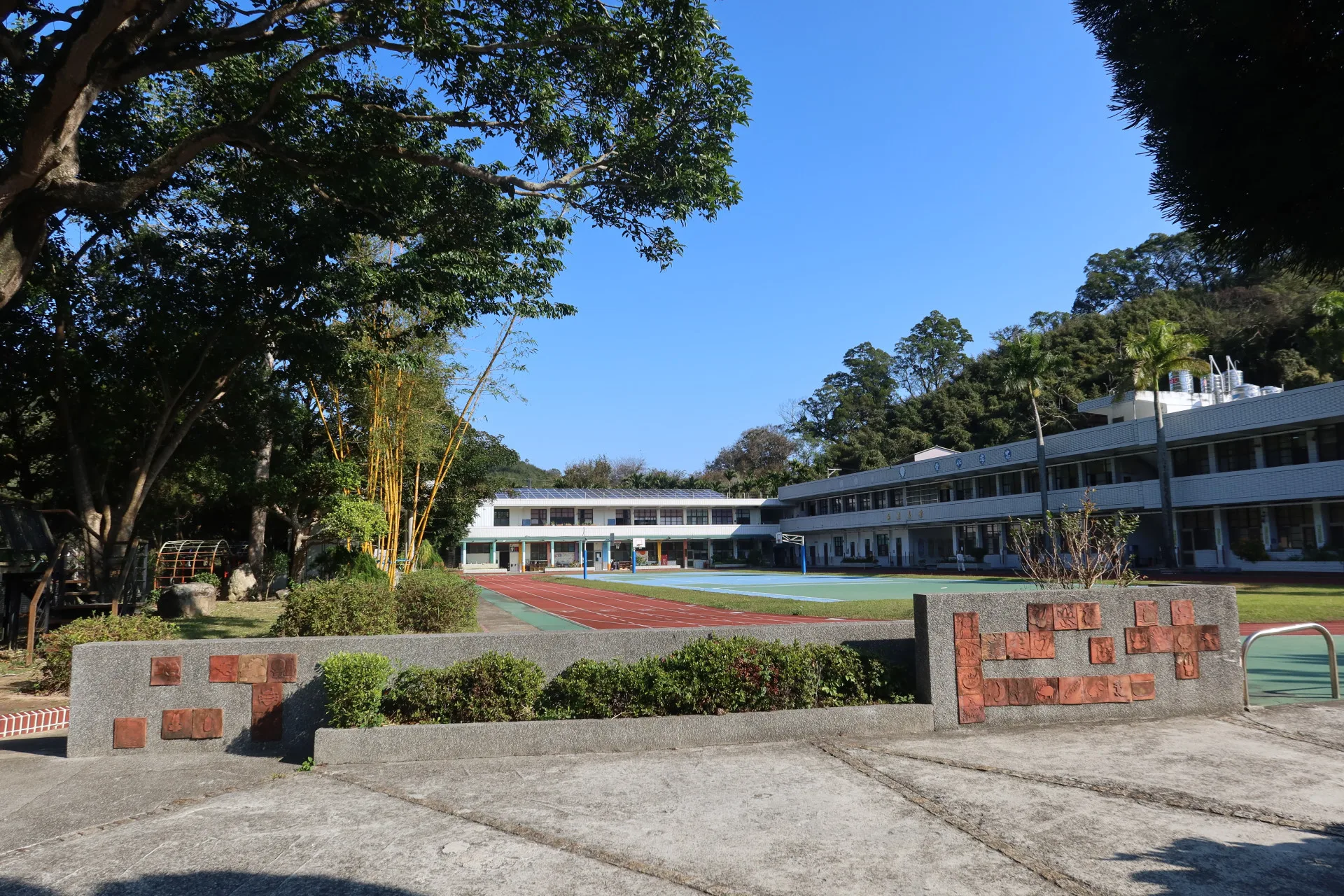 獅潭鄉豐林國小以前是黃南球開設的八角林製材所,劉銘傳興建台灣鐵路的枕木,大都由此製材所提供。何來美攝