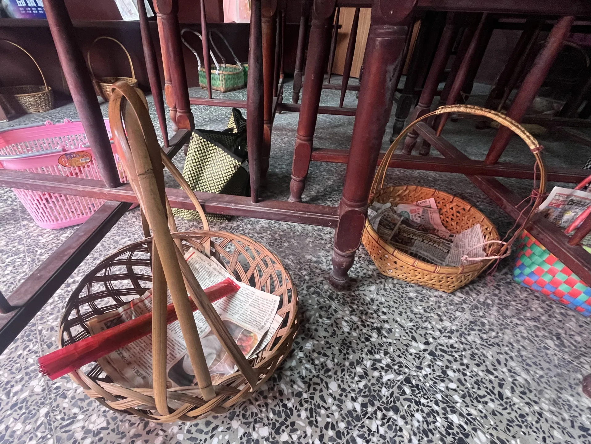 連祭祀的籃子都能看見時代的更迭，不管是傳統竹編或塑膠材質，都盛裝著對祖先的敬意。徐彩雲攝