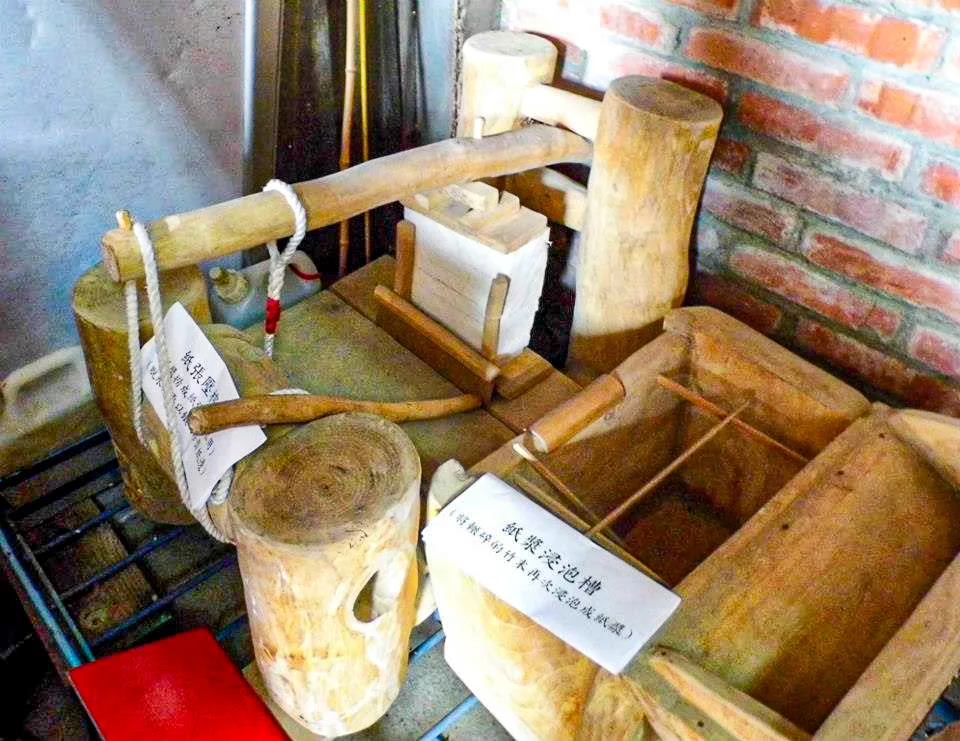這些都是范玉榮用木頭所雕的當年造紙工具,紙漿浸泡糟與紙張壓柞器。也只能從手作木雕去回憶了。陳權欣攝