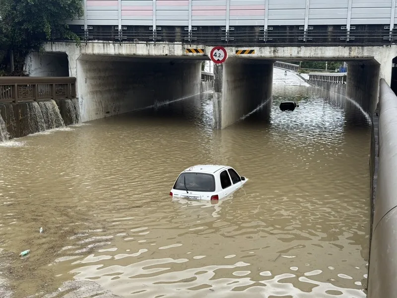 苗栗地區4日大雨，苗栗市通往公館方向涵洞因為嚴重淹水，2部車輛遭滅頂，所幸人員已事先逃出。中央社
