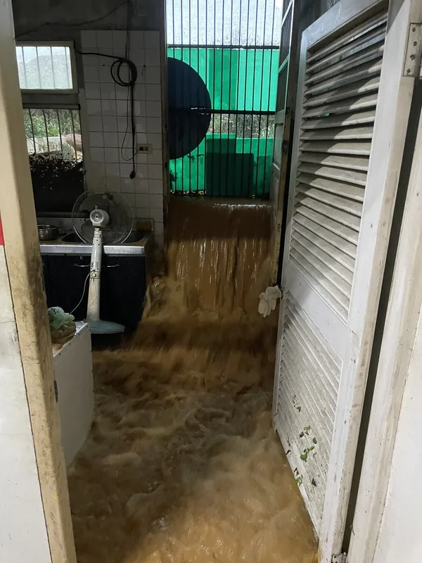 苗栗縣4日凌晨起雷雨交加，通霄鎮通南里1戶民宅遭大量泥水灌入，宛如湍急瀑布，景象駭人。（民眾提供）中央社