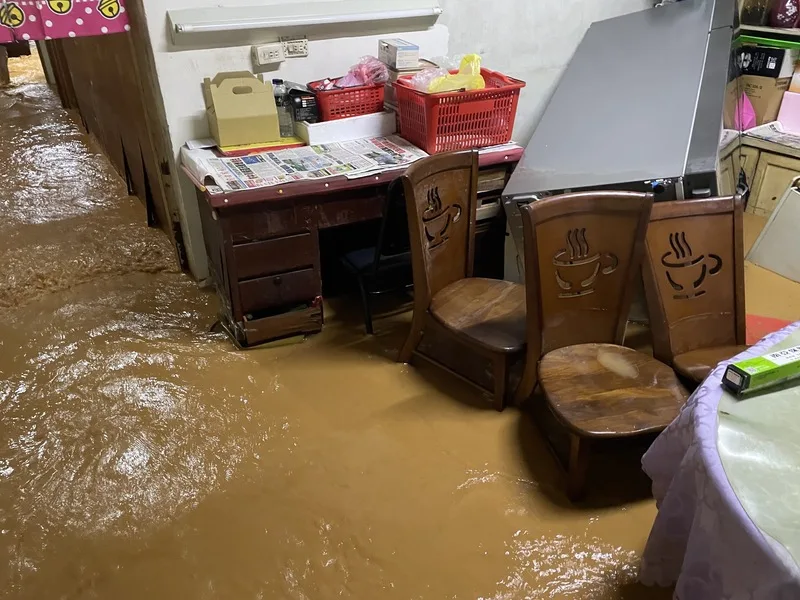 苗栗縣4日凌晨起雷雨交加，通霄鎮通南里1戶民宅遭大量泥水灌入，地上滿是黃濁泥水。（民眾提供）中央社