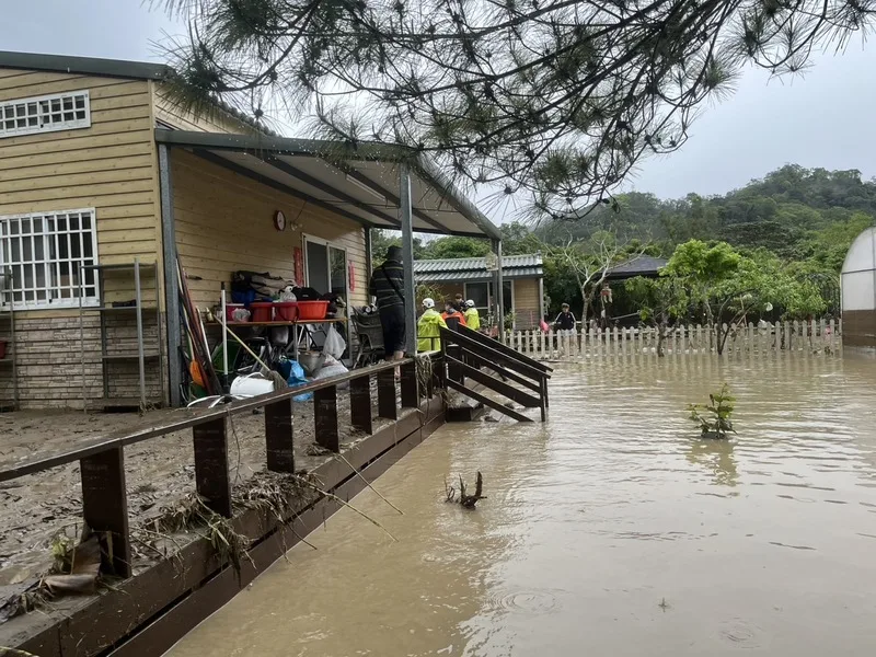 新竹縣4日凌晨起受強降雨襲擊，北埔鄉南坑村及峨眉鄉中盛村因水位驟升造成民眾受困，新竹縣消防局獲報前往救援。（新竹縣消防局提供）中央社
