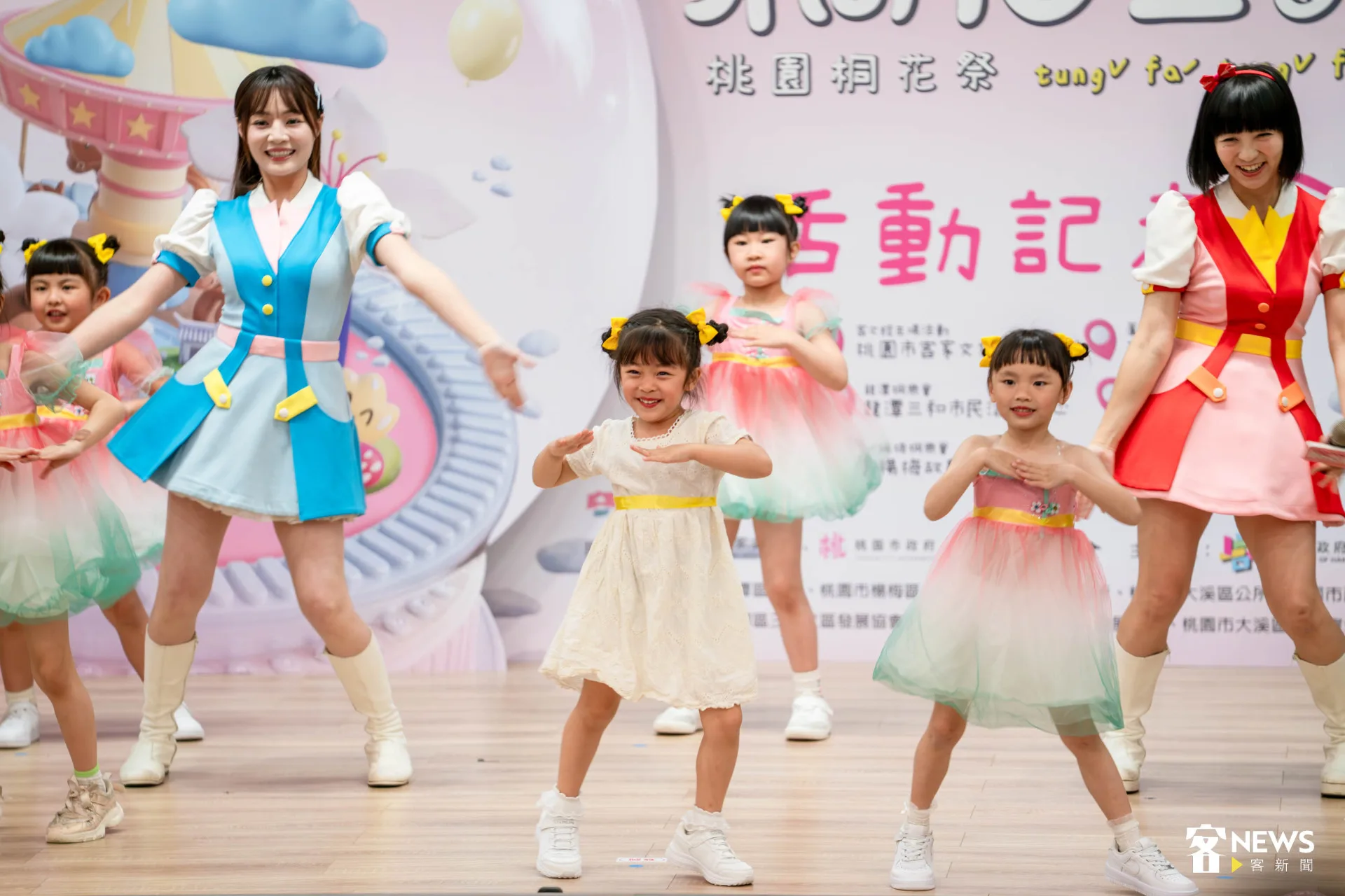 幼兒園小朋友和草莓姐姐、雲朵姐姐一同表演，萌力四射。范修語攝