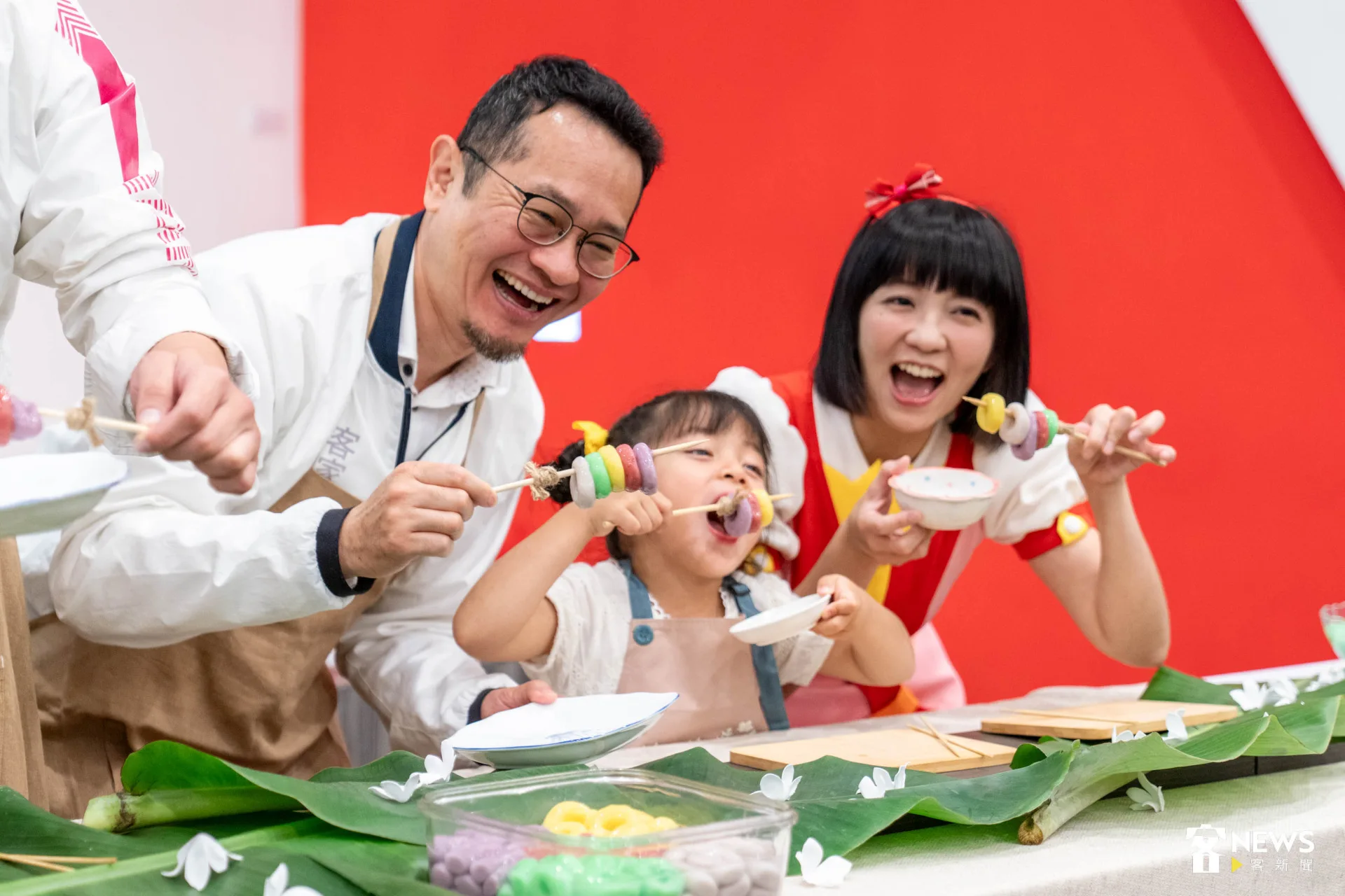 手作體驗適合大小朋友一起參與，牛汶水由南瓜、紅麴等食物染色而成，再加上花生粒、黑糖仙草調味製成。范修語攝