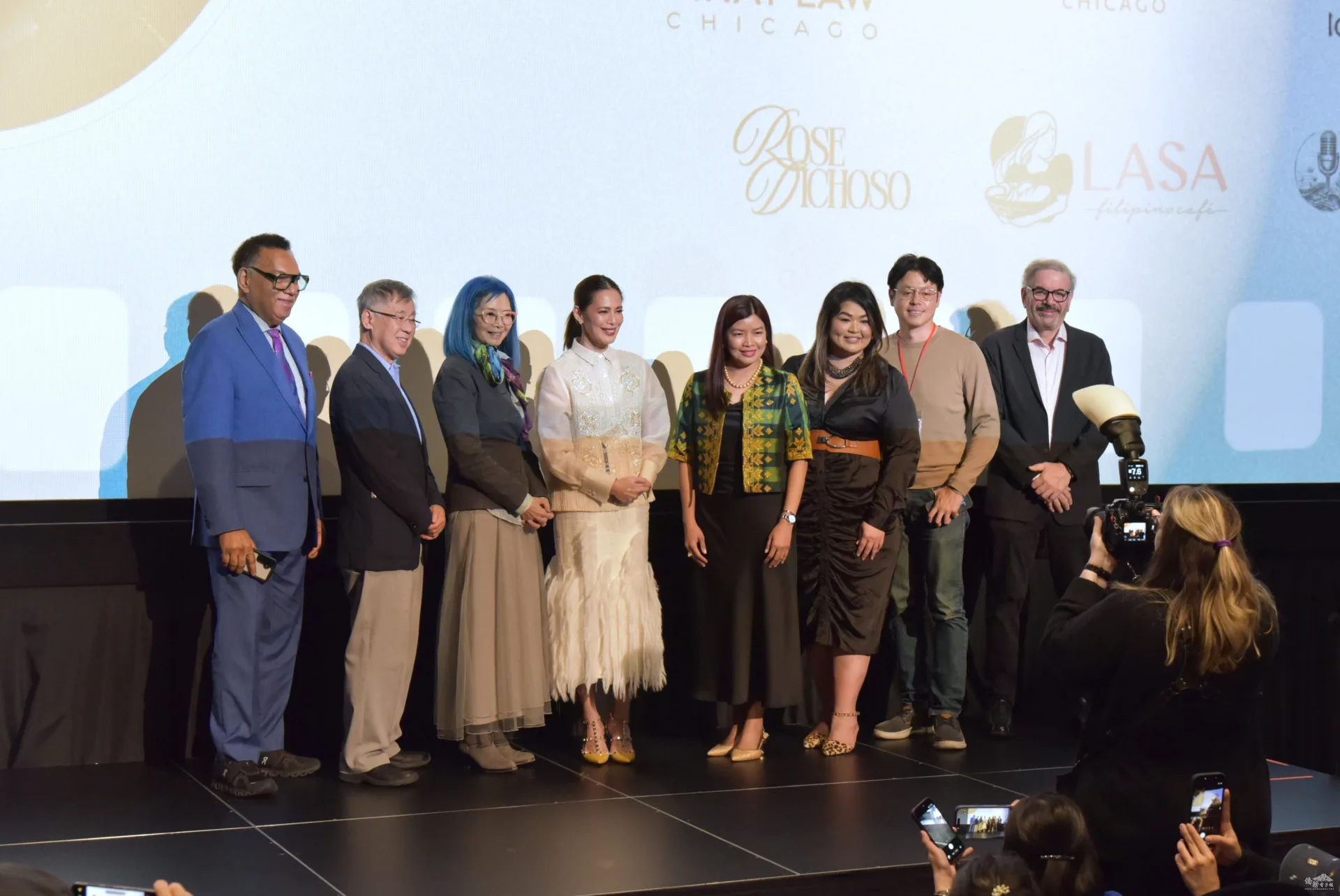 女主角艾奎諾（左四）、菲律賓總領事Melanie Rita B. Diano （右四） 、芝加哥「亞洲躍動影展」創辦人兼執行長王曉菲（左三）、總裁 Colin Hara（左二）與董事共同在映前合照。僑務電子報提供