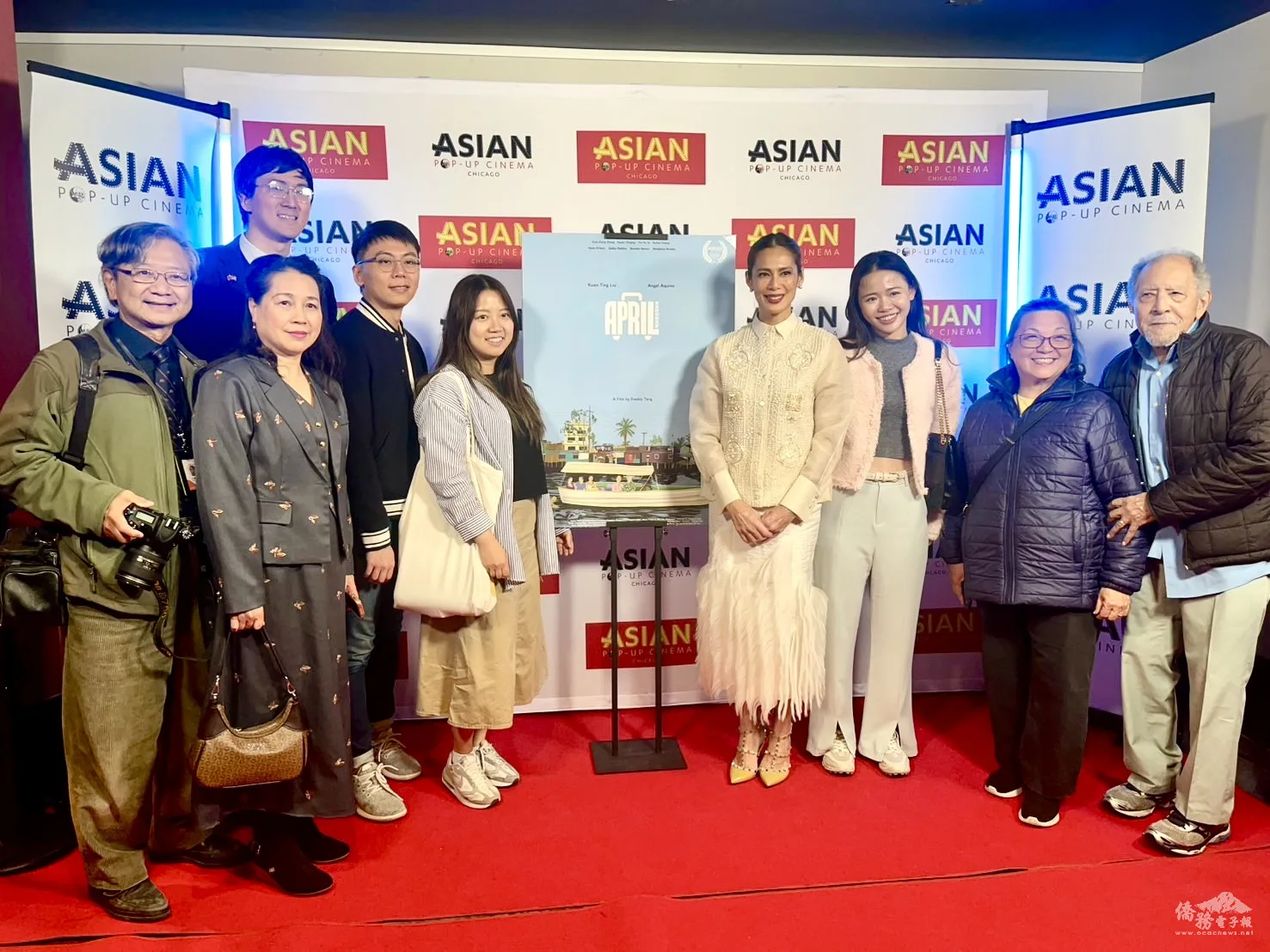 菲律賓影后安潔兒艾奎諾（右四）、辦事處副領事孫鵬翔（後排左）與台僑合照。僑務電子報提供