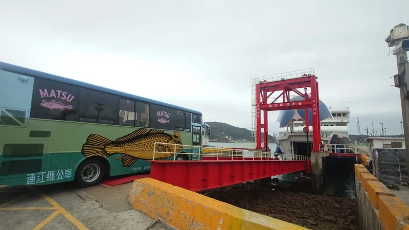 連江縣公車處的黃魚公車,營運後首次跨出馬祖,8日上午由交通船「新台馬輪」載運至台灣本島,加入今年白沙屯媽祖進香「香燈腳車」行列。圖為公車開上新台馬輪車輛甲板。中央社