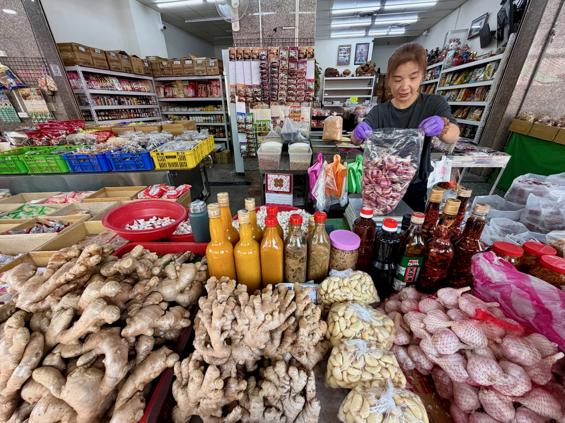 東勢菜市場，客家味濃濃，桔醬油蔥酥等多樣食材都能看到。客家委員會提供