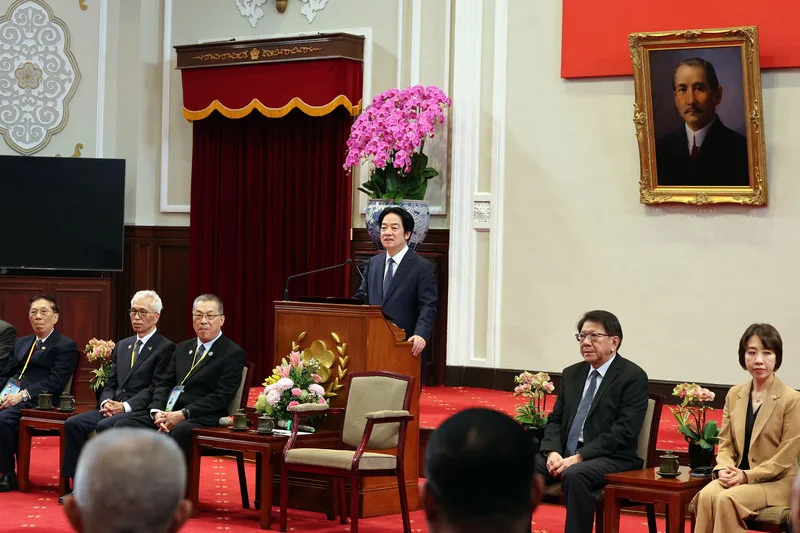 總統賴清德（後右3）9日上午接見亞洲台灣客家聯合總會2026參訪團表示，上任以來全力推動「客家六箭」，全面支持客家發展。未來將持續強化經貿、產業與教育合作，讓客家文化走向國際、開枝散葉。中央社