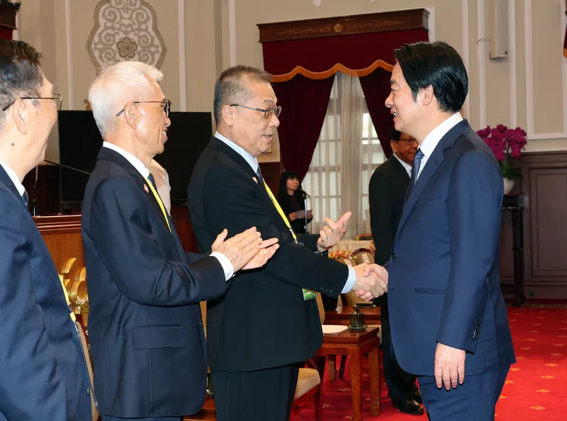 總統賴清德（右）9日上午在總統府接見亞洲台灣客家聯合總會2026參訪團，並向總會長邱泳方（左3）握手致意。中央社