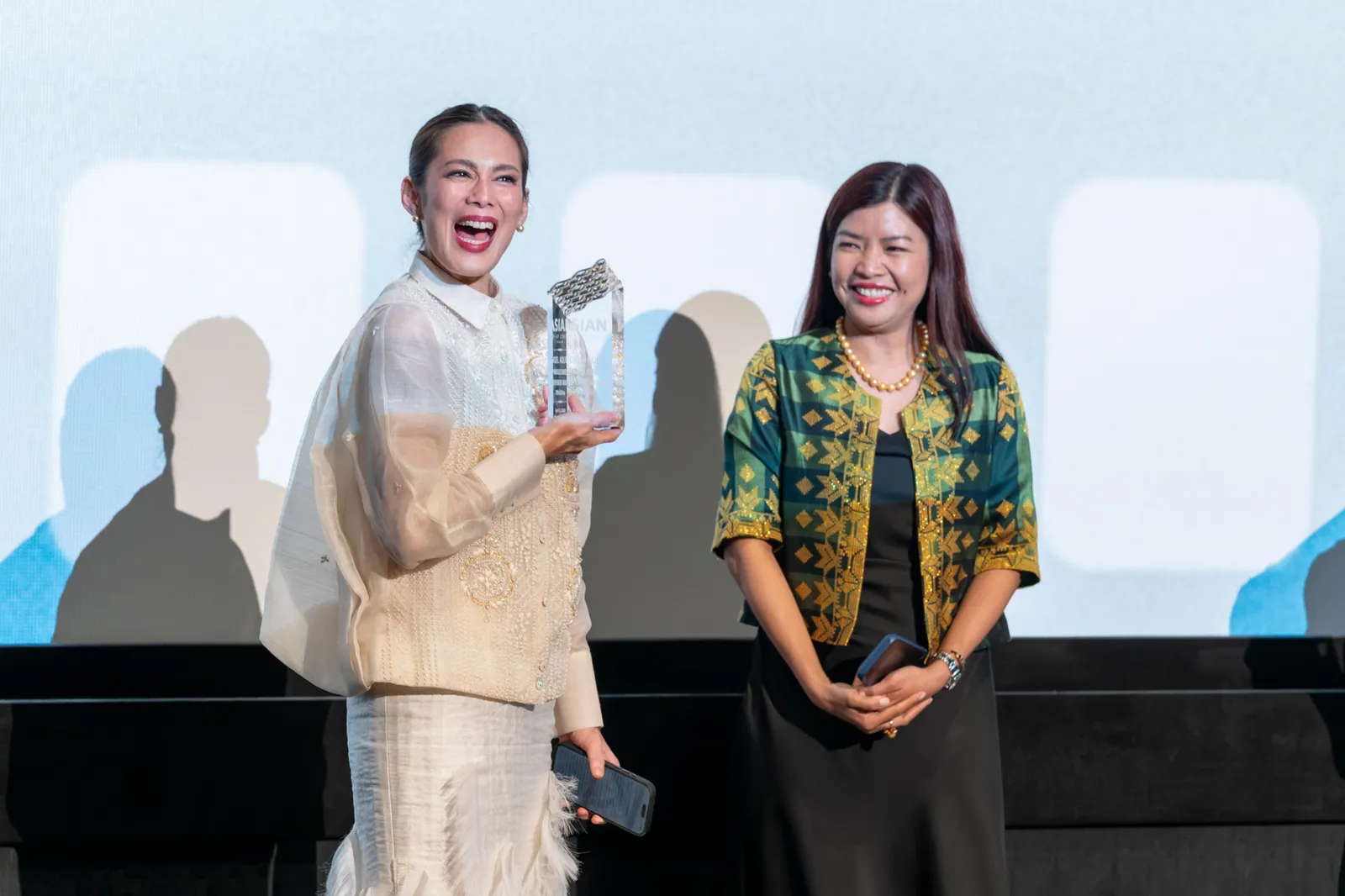 艾奎諾（左）以《丟包阿公到我家》獲頒「卓越演員大獎」。翻攝Asian Pop-Up Cinema FB