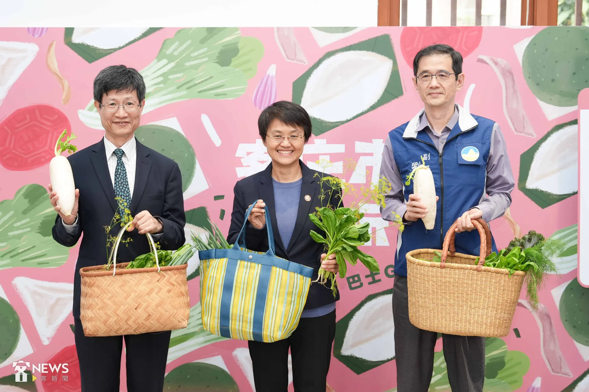 客委會主委古秀妃（中）、經濟部商業發展署副署長陳秘順（左）、環境部資源循環署副署長劉怡焜（右）一同拿著市場菜籃合影。李台源攝