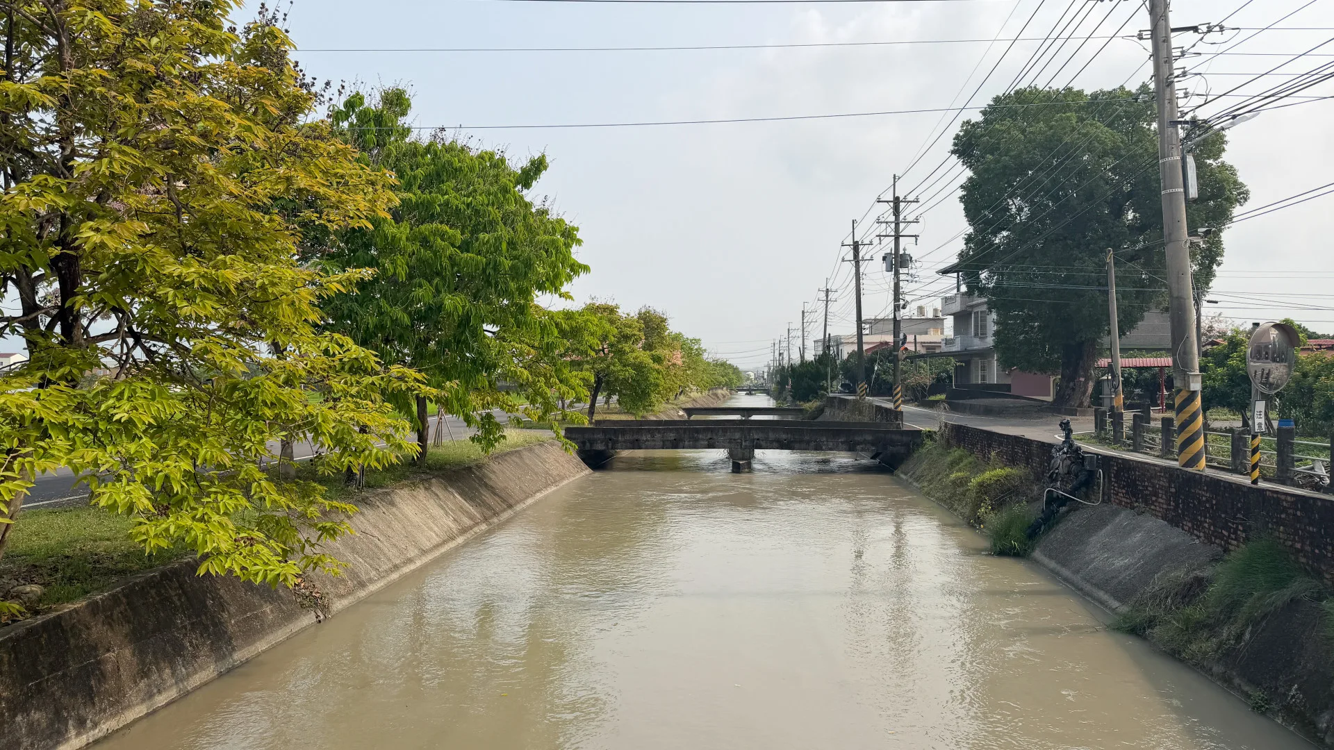 包括客庄水文調查、水相關產業現況盤點分析、及親水小旅行、水環境走讀都可申請「水水客庄」專案。圖為高雄市美濃區的水圳。李慧宜攝