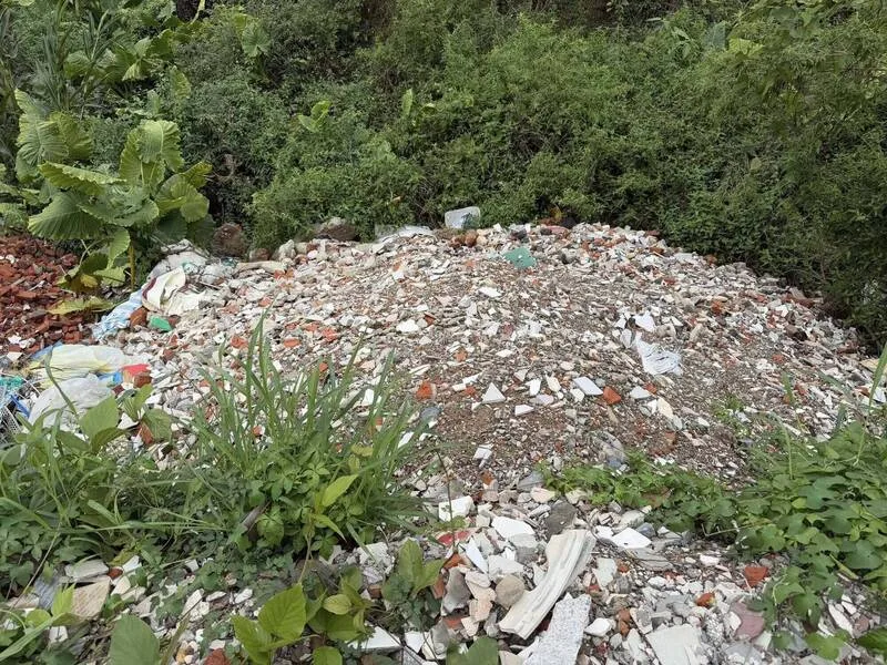 苗栗縣銅鑼鄉樟樹村雙峰山下、山坡地保育區國有地,遭濫倒大量磚塊、水泥塊、木板等。徐裕逢提供