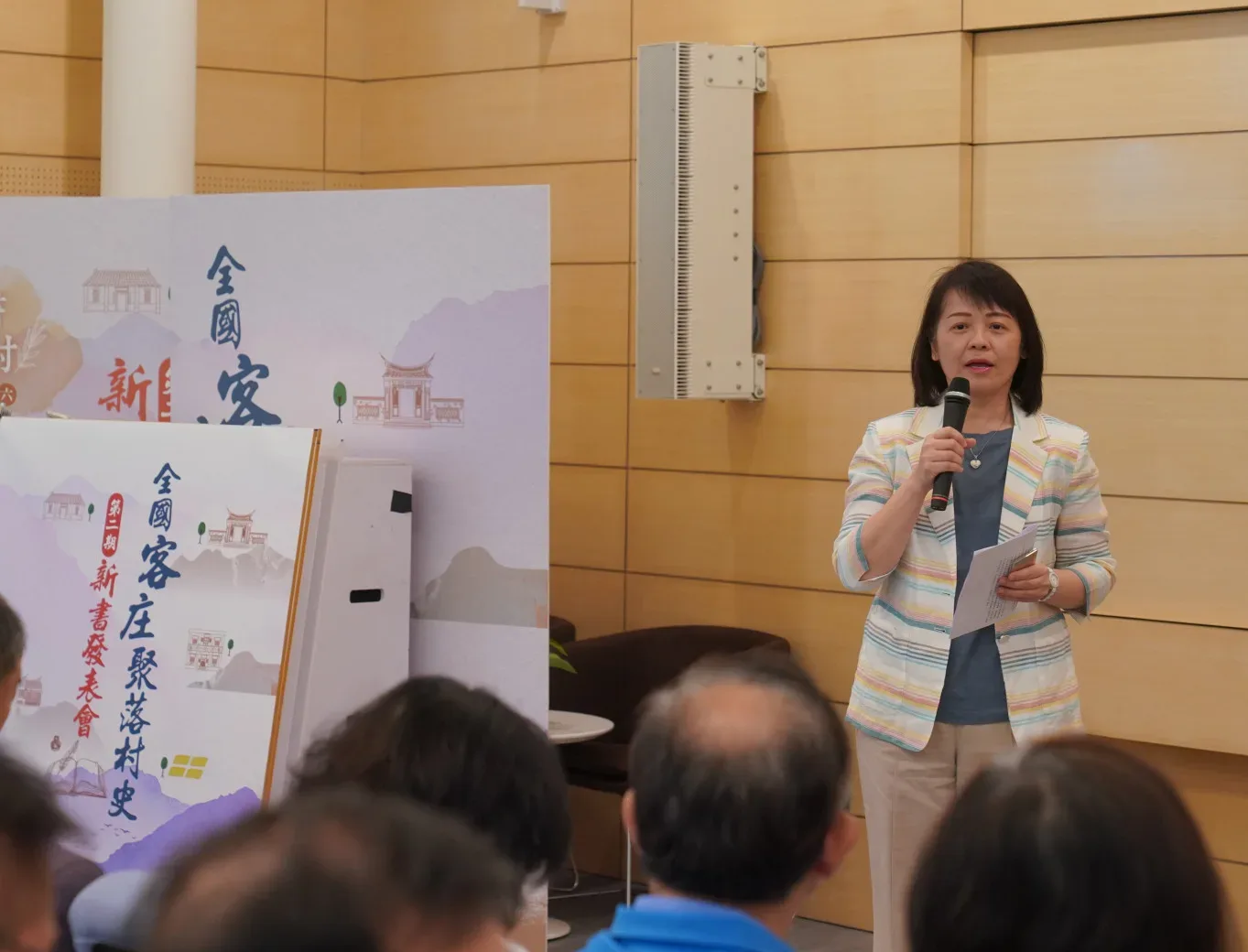 客家委員會副主委廖育珮表示，客庄聚落村史計畫自110年開始推動，每本書的順利發行，都歷經調查、撰寫、資料比對、改稿、設計、印刷，過程比孕育新生兒耗時。廖文琪攝影