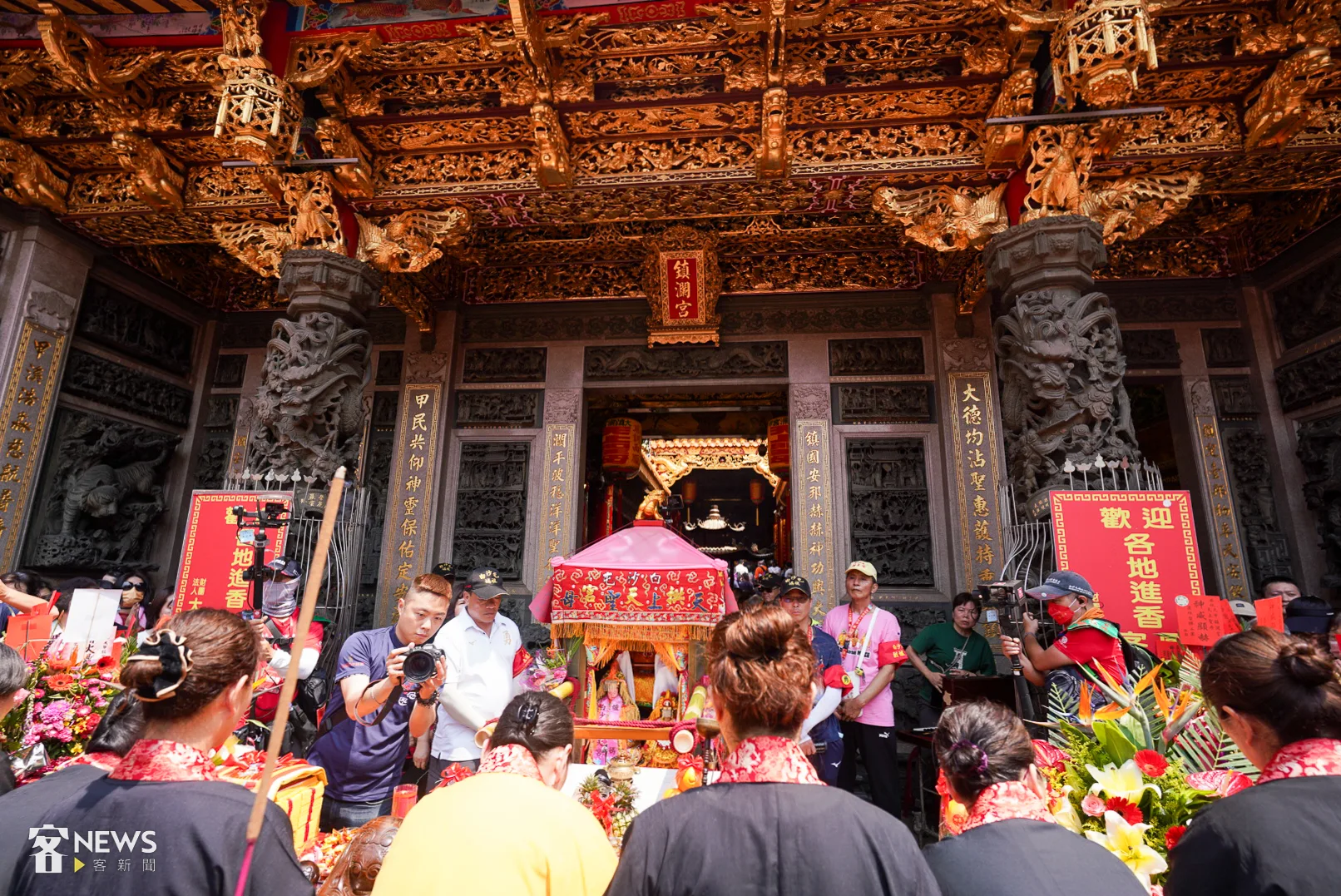 白沙屯媽祖停駕大甲鎮瀾宮,形成罕見的四媽相會。朱愷元攝
