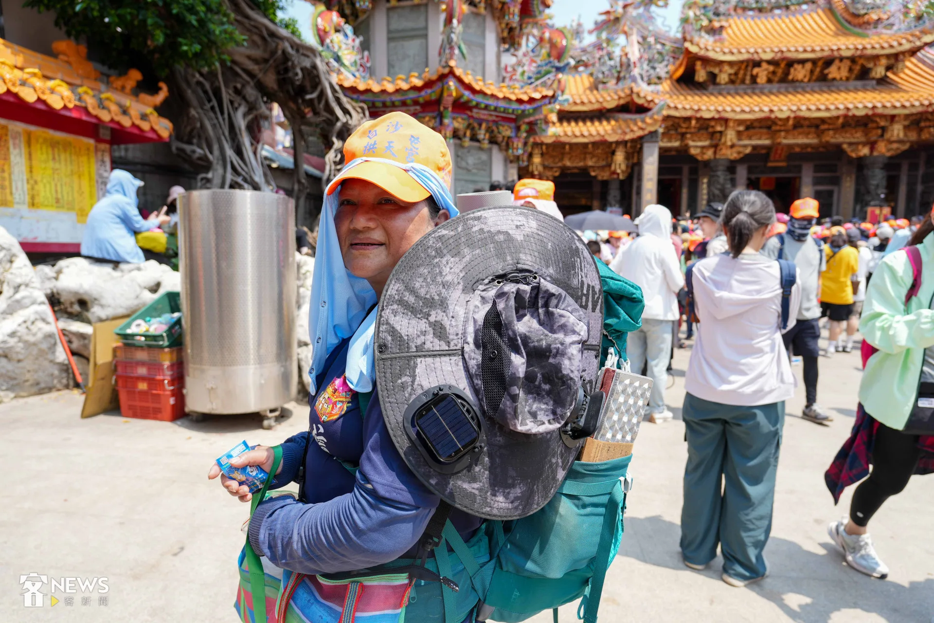 身材嬌小的吳美琴沒有預訂住宿，把睡袋、換洗衣物等行囊背在肩上。蔡依璇攝