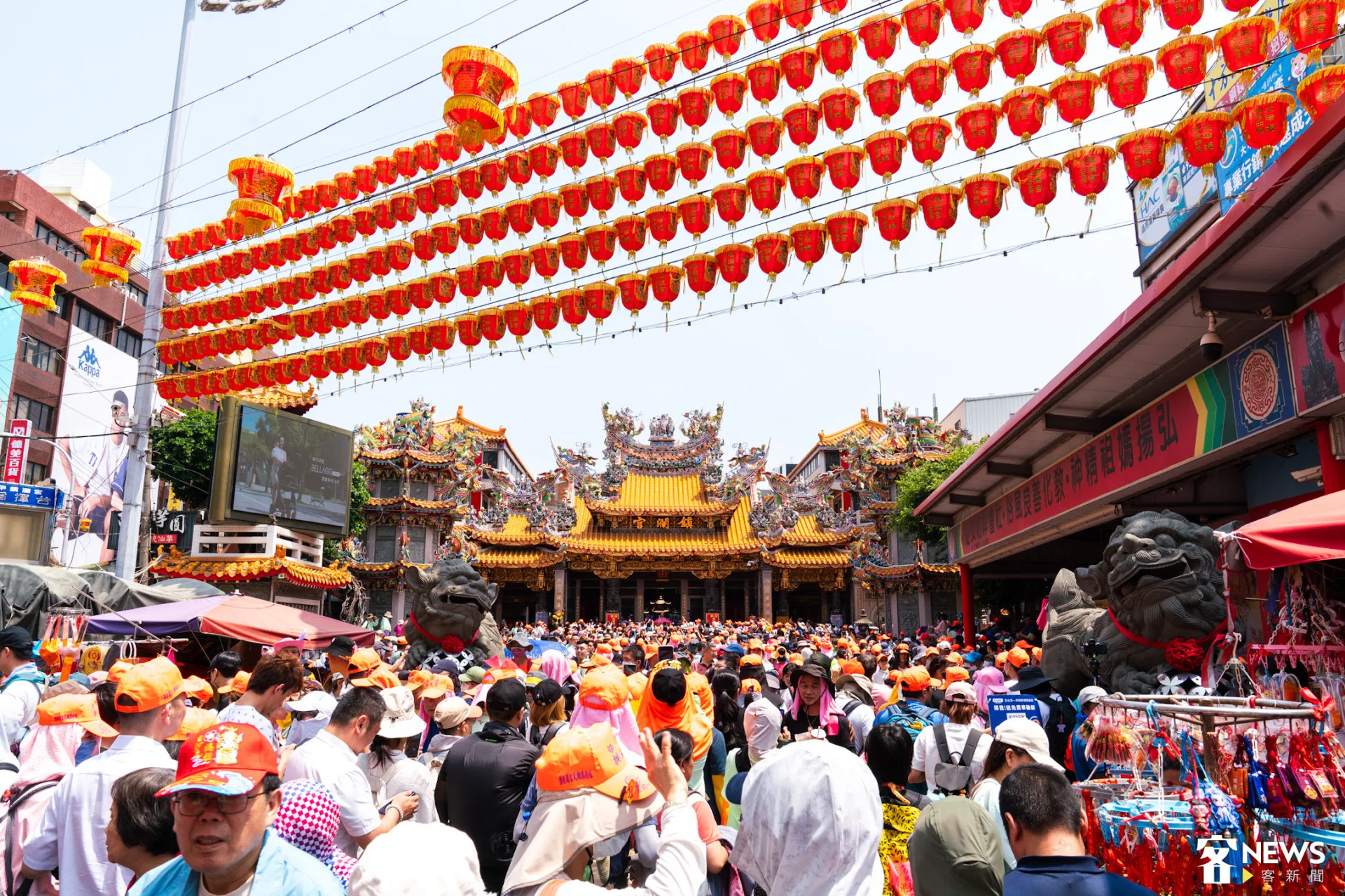 白沙屯媽祖進香途中進入台中大甲鎮瀾宮，信徒將廟前廣場擠得水洩不通。朱愷元攝